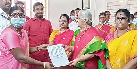 மேல்மருவத்தூர் ஊராட்சி மன்றத் தலைவராக பொறுப்பேற்றுக் கொண்ட லட்சுமி பங்காரு அடிகளார்.