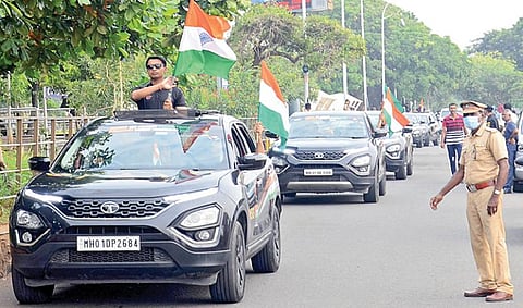 நாட்டின் 75-வது சுதந்திர தின கொண்டாட்டத்தின் ஒரு பகுதியாக, நாடு முழுவதும் காரில் பயணம் மேற்கொண்டுள்ள தேசிய பாதுகாப்பு படை வீரர்கள் சென்னை மெரினா உட்புறச் சாலையில் பேரணியாக சென்றனர். படம்: க.பரத்