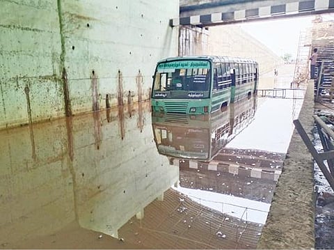 வள்ளியூர் ரயில்வே சுரங்கப் பாதையில்    -  தேங்கிய மழை நீரில் அரசு பேருந்து சிக்கியது :  நெல்லை, தென்காசி மாவட்டங்களில் மழை நீடிப்பு