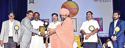 எஸ்ஆர்எம் பல்கலைக்கழக தமிழ்ப் பேராய விருதுகள் 2021 விழா நேற்று நடைபெற்றது. பல்கலைக்கழக நிறுவன வேந்தர் பாரிவேந்தர் தலைமையில் நடந்த விழாவில் குன்றக்குடி பொன்னம்பல அடிகளார் மற்றும் பாடலாசிரியர் வைரமுத்து கலந்துகொண்டு விருதுகளை வழங்கினர். இதில் ஏ.பி.ஜே.அப்துல் கலாம் அறிவியல் மற்றும் தொழில்நுட்ப விருது விஞ்ஞானி டில்லிபாபுவுக்கு வழங்கப்பட்டது.படம்: எம்.முத்துகணேஷ்