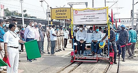 தாம்பரம் - செங்கல்பட்டு இடையேயான மின்சார ரயில் 3-வது வழித்தட பாதை பணிகள் தற்போது முடிவடைந்துள்ள நிலையில், தாம்பரம் - கூடுவாஞ்சேரி இடையேயான ரயில் பாதைகளை ரயில்வே பாதுகாப்பு ஆணையர் ஏ.கே.ராய் மோட்டார் டிராளி மூலம் நேற்று சென்று ஆய்வு செய்தார். படம்: எம்.முத்துகணேஷ்