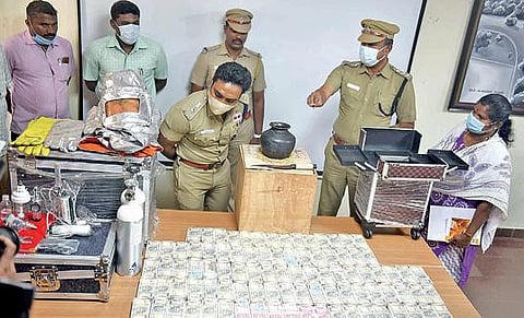 கோவையில் இரிடியம் விற்பனை செய்யும் மோசடி கும்பலிடம் இருந்து பறிமுதல் செய்யப்பட்ட பாத்திரம், கள்ள நோட்டுகள் மற்றும் பொருட்களை பார்வையிட்ட காவல் கண்காணிப்பாளர் செல்வநாகரத்தினம்.   படம்: ஜெ.மனோகரன்