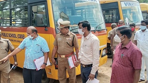 அரியலூர் வட்டார போக்குவரத்து அலுவலக வளாகத்தில் பள்ளி வாகனங்களின் செயல்பாடுகள் குறித்து ஆய்வு செய்யும் அதிகாரிகள்.