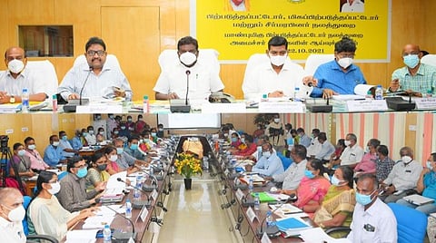 அலுவலர்களுடன் ஆய்வு மேற்கொண்ட அமைச்சர் எஸ்.எஸ்.சிவசங்கர்.