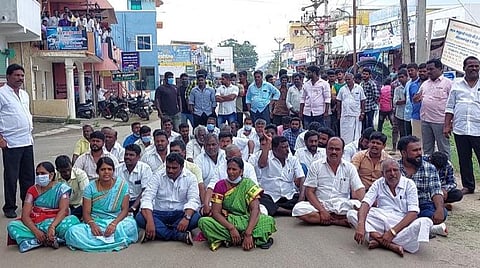 அதிமுக, பாமக கவுன்சிலர்கள் ஆதரவுடன் திமுக கவுன்சிலர் ஒன்றியக் குழுத்தலைவராகத் தேர்வு: முறைகேடு நடந்ததாக திமுக கவுன்சிலர்கள் மறியல்