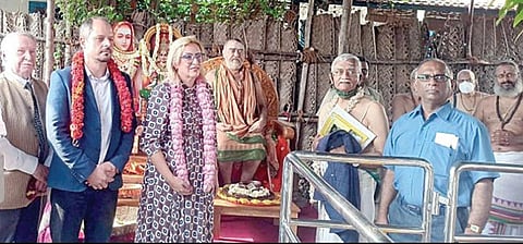 காஞ்சிபுரம் வந்த பல்கேரிய நாட்டின் தூதர் எழியோனொரா டிமிட்ரோவா (இடமிருந்து 3-வது), சங்கர மடத்தின் மடாதிபதி ஸ்ரீ விஜயேந்திர சரஸ்வதி சுவாமிகளை சந்தித்து ஆசி பெற்றார்.