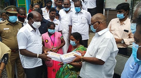 அரியலூரில் பயனாளிகளுக்கு நலத்திட்ட உதவிகளை வழங்குகிறார் மாநில மருத்துவம் மற்றும் மக்கள் நல்வாழ்வு துறை அமைச்சர் மா.சுப்பிமணியன். உடன் மாநில பிற்படுத்தப்பட்டோர் நலத்துறை அமைச்சர் எஸ்எஸ்.சிவசங்கர்.