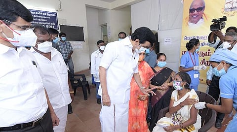 கோவிட் தடுப்பூசி சிறப்பு முகாமை ஆய்வு செய்த முதல்வர் மு.க.ஸ்டாலின்.