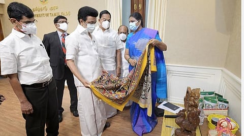கள்ளக்குறிச்சி மரச்சிற்பம், கருப்பூர் கலம்காரி ஓவியம், அரும்பாவூர் மரச்சிற்பம்: புவிசார் குறியீடு சான்றிதழ்களை முதல்வர் வெளியிட்டார்