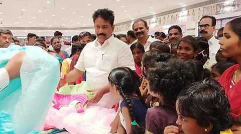 ஆதரவற்ற 201 குழந்தைகளுக்கு புத்தாடை வாங்கிக் கொடுத்த ராஜபாளையம் திமுக எம்எல்ஏ தங்கபாண்டியன்.