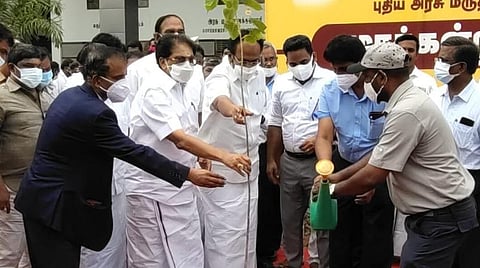 மரக்கன்றுகள் நடும் பணியைத் தொடங்கிவைத்த அமைச்சர்கள் சாத்தூர் ராமச்சந்திரன், தங்கம் தென்னரசு.