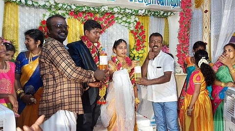பாம்பனில் நடைபெற்ற திருமண வரவேற்பு நிகழ்ச்சியில் பெட்ரோல் மற்றும் டீசல் பரிசாக வழங்கப்படுகிறது.