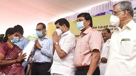கோவை மாவட்ட ஆட்சியர் அலுவலகத்தில் இன்று நடந்த நிகழ்ச்சியில், பயனாளிக்கு நலத்திட்ட உதவிகளை வழங்கிய அமைச்சர் செந்தில்பாலாஜி. | படம்: ஜெ.மனோகரன்.