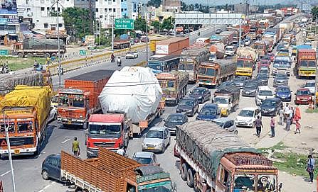 கிருஷ்ணகிரி தேசிய நெடுஞ்சாலைகள் இணையும் ஆவின் மேம்பாலத்தை ஒட்டியுள்ள சர்வீஸ் சாலையை சீரமைக்கும் பணியால்  போக்குவரத்து நெரிசல் ஏற்பட்டது. படங்கள்: எஸ்.கே.ரமேஷ்