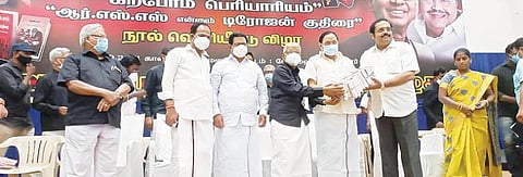 ‘நீட்’ ஒழிப்பு குறித்த கருத்தரங்கம் மற்றும் நூல் வெளியிட்டு விழாவில் கலந்து கொண்டு அமைச்சர் துரைமுருகன் நூல்களை வெளியிட்டார். அருகில், திராவிட இயக்க தலைவர் வீரமணி உள்ளிட்டோர்.