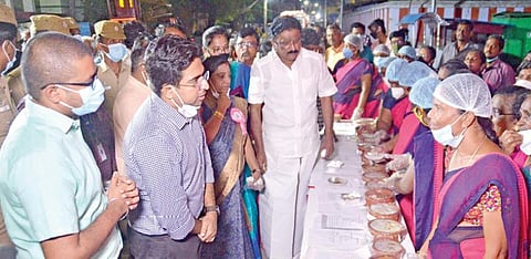 பாளையங்கோட்டை வ.உ.சி மைதானம் அருகில்  நடைபெற்ற பாரம்பரிய உணவுத்  திருவிழாவை ஆட்சியர் விஷ்ணு  தொடங்கி வைத்து, கண்காட்சியில் வைக்கப்பட்டிருந்த பாரம்பரிய  உணவு வகைகளை பார்வையிட்டார். உடன் அப்துல் வகாப் எம்.எல்.ஏ., மாநகராட்சி ஆணையர்  விஷ்ணு சந்திரன் உள்ளனர். படம்: மு.லெட்சுமி அருண்