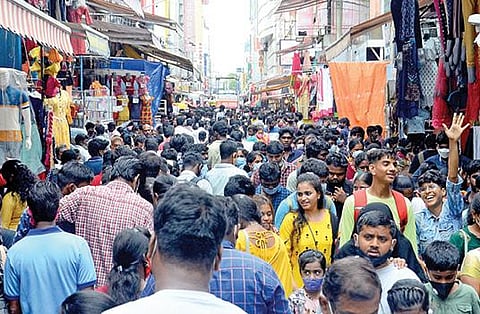தீபாவளி பண்டிகைக்கு இன்னும் சில தினங்களே உள்ள நிலையில், சென்னை தியாகராயநகர் ரங்கநாதன் தெருவில் புத்தாடைகள் வாங்க நேற்று திரண்ட மக்கள் கூட்டம்.படம்: க.ஸ்ரீபரத்