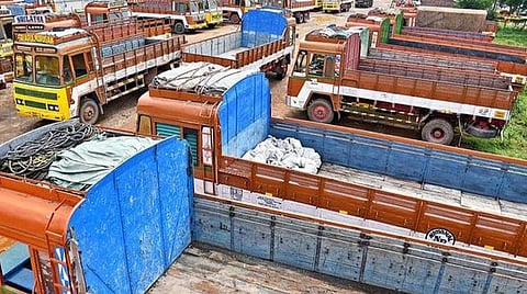 தமிழகத்தில் முதல்முறையாக டீசல் விலை ரூ.100-ஐ கடந்ததால் சரக்கு லாரி வாடகைக் கட்டணம் 20% உயர்வு: அத்தியாவசியப் பொருட்கள் விலை உயரும் அபாயம்