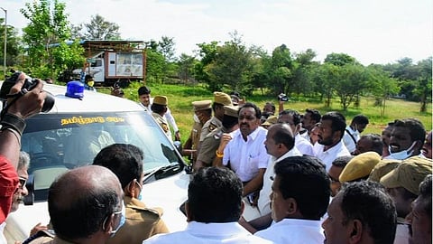 தேர்தல் அலுவலர் மந்திராசலத்தின் காரை முன்னாள் அமைச்சர் எம்.ஆர்.விஜயபாஸ்கர் மறித்து ஏடிஎஸ்பி கண்ணனிடம் வாக்குவாதம் செய்கிறார். | கோப்புப் படம்.
