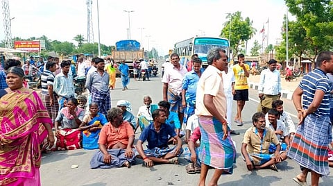 அரியலூர் மாவட்டம் வி.கைகாட்டி அருகே சாலை மறியலில் ஈடுபட்ட கிராம மக்கள்.