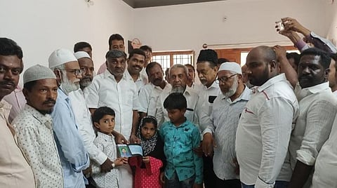 காசோலையை முன்னாள் அமைச்சர் கே.சி.வீரமணி வழங்கி ஆறுதல் கூறினார். அருகில், வாணியம்பாடி எம்எல்ஏ செந்தில்குமார் உள்ளிட்ட பலர் உள்ளனர்.