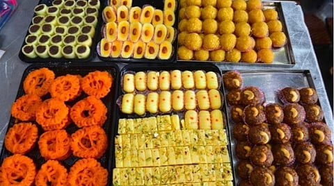தீபாவளி பலகாரங்கள் தயாரிப்புக் குறைபாடு: புகார் தெரிவிக்க வாட்ஸ் அப் எண் அறிவிப்பு