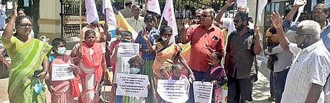 உயரம் குறைந்த மாற்றுத்திறனாளிகளை கடும் ஊனமுற்றவர்களாக அறிவிக்க வேண்டும் என்று வலியுறுத்தி திருநெல்வேலி மாவட்ட ஆட்சியர் அலுவலகத்தில் மனு அளிக்க வந்த தமிழ்நாடு அனைத்து மாற்றுத்திறனாளிகள்  சங்கத்தினர்.            படம்: மு.லெட்சுமி அருண்