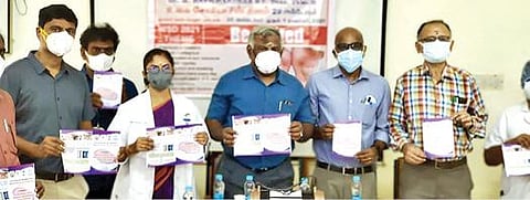 திருநெல்வேலி அரசு மருத்துவக் கல்லூரி மருத்துவமனையில்  நடைபெற்ற கருத்தரங்கில் சொரியாசிஸ் விழிப்புணர்வு துண்டு பிரசுரங்களை மருத்துவ கல்லூரி முதல்வர் டாக்டர் எம். ரவிச்சந்திரன் வெளியிட்டார்.