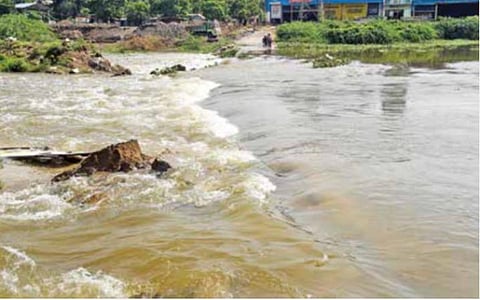 வைகை ஆற்றில் பெருக்கெடுத்து ஓடும் தண்ணீர்: மதுரையில் தரைப்பாலங்கள் மூழ்கின