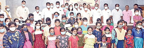 கரோனா தொற்றால் பெற்றோரை இழந்த குழந்தைகளுக்கு நலத்திட்ட உதவிகளை ஊரக தொழில் துறை அமைச்சர் தா.மோ.அன்பரசன் வழங்கினார்.