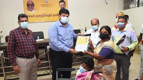கரூரில் மாற்றுத்திறனாளி மகனுடன் வந்து வீடு கேட்ட பெண்ணுக்கு 1 மணி நேரத்தில் வீடு ஒதுக்கீடு செய்த ஆட்சியர்: தலைமைச் செயலர் பாராட்டு