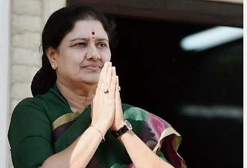 தென் மாவட்டங்களுக்கு ஒரு வாரம் சுற்றுப்பயணம்: அதிமுக கொடி கட்டிய காரில் கிளம்பிய சசிகலா