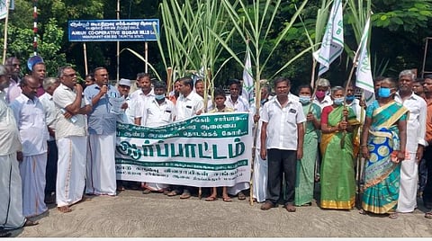 ஆம்பூர் கூட்டுறவு சர்க்கரை ஆலையில் கரும்பு அரவை தொடங்கக் கோரி தமிழ்நாடு கரும்பு விவசாயிகள் ஆர்ப்பாட்டத்தில் ஈடுபட்டனர்.