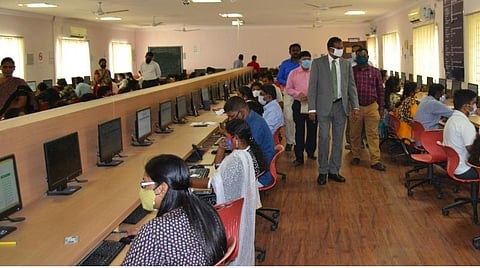 மருத்துவம், பொறியியல் படிப்புகளுக்கு செமஸ்டர் தேர்வு அறிவிப்பு: அவகாசம் கோரி துணைவேந்தரிடம் மனு