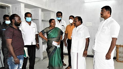 நாகலாபுரத்தில் உள்ள உமறுப்புலவர் அரசு ஐடிஐ வளாகத்தில் கட்டப்பட்டு வரும் மாணவர் விடுதியை அமைச்சர் சி.வி.கணேசன் பார்வையிட்டு ஒப்பந்ததாரரிடம் பணிகள் குறித்துக் கேட்டறிந்தார்.