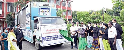பிரச்சார ஊர்தியின் பயணத்தை திருவள்ளூர் ஒருங்கிணைந்த நீதிமன்ற வளாகத்தில் மாவட்ட சட்டப்பணிகள் ஆணைக் குழு தலைவரும், மாவட்ட முதன்மை நீதிபதியுமான எஸ்.செல்வசுந்தரி கொடியசைத்து தொடங்கி வைத்தார்.