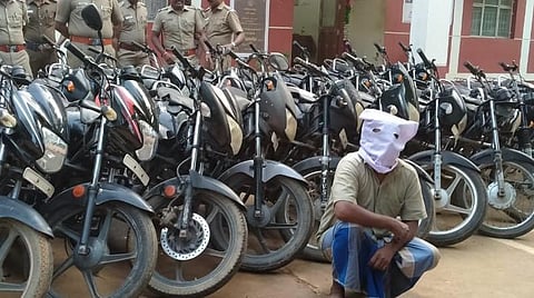 புதுக்கோட்டை மாவட்டத்தின் பல்வேறு இடங்களில் திருடி விற்ற மோட்டார் சைக்கிள்கள்.