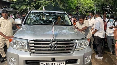 தேவர் ஜெயந்தி விழாவில் பங்கேற்க சசிகலா மதுரை வந்தார்: ஆதரவாளர்கள், தொண்டர்கள் வரவேற்பு