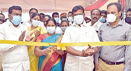 அயனம்பாக்கம் ஆதிதிராவிடர் நலத் துறை பள்ளிக்கு புதிதாக கட்டப்பட்ட கூடுதல் வகுப்பறைகள் கொண்ட கட்டிடத்தை நேற்று ஆதிதிராவிடர் மற்றும் பழங்குடியின நலத் துறை அமைச்சர் கயல்விழி செல்வராஜ்  திறந்து வைத்தார். இதில் பால்வளத் துறை அமைச்சர் சா.மு.நாசர், ஆதிதிராவிடர் நலத் துறை ஆணையர் மதுமதி உள்ளிட்டோர் பங்கேற்றனர்.