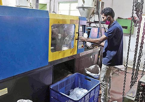 கோவை ஆவாரம்பாளையத்தில் செயல்படும் குறுந்தொழில் நிறுவனத்தில் பணியில் ஈடுபட்டுள்ள தொழிலாளி. படம்: ஜெ.மனோகரன்