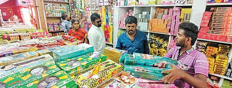 சிவகாசி அருகே உள்ள ஒரு கடையில் பட்டாசு வாங்க வந்த வாடிக்கையாளர்கள்.