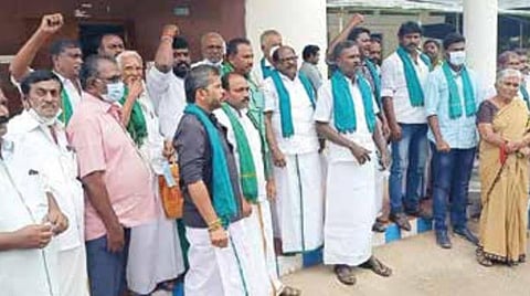 தமிழக நீர் திறப்பு உரிமையை மீறி முல்லை பெரியாறு அணையில் இருந்து கேரள பகுதிக்கு தண்ணீர் திறப்பு: பாசன நீர் கடலுக்கு செல்வதால் விவசாயிகள் கடும் எதிர்ப்பு
