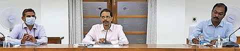 தமிழக தலைமை தேர்தல் அதிகாரி சத்யபிரத சாஹு தலைமையில் அரசியல் கட்சிகள் உடனான ஆலோசனைக் கூட்டம் சென்னை தலைமைச் செயலக வளாகத்தில்  நேற்று நடைபெற்றது.படங்கள்: க.ஸ்ரீபரத்