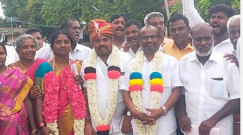 நெமிலி ஊராட்சி ஒன்றியத்தில் நடைபெற்ற மறைமுகத் தேர்தலில் தலைவர் பதவிக்கு திமுகவின் வடிவேல், துணைத் தலைவர் பதவிக்கு பாமகவின் தீனதயாளன் ஆகியோர் தேர்வு செய்யப்பட்டனர். 