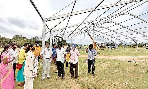 இலங்கை தமிழர்களுக்கு குடியிருப்பு பணி தொடங்கி வைக்க முதல்வர் மு.க.ஸ்டாலின் வேலூர் வருகையையொட்டி, மேல்மொணவூரில் விழா மேடை அமைக்கும் பணி விறுவிறுப்பாக நடைபெற்று வருகிறது. இதனை, வேலூர் வருவாய் கோட்டாட்சியர் விஷ்ணுபிரியா நேற்று பார்வையிட்டு நடைபெற்று வரும் பணிகள்  குறித்து கேட்டறிந்தார்.படம்: வி.எம்.மணிநாதன்.