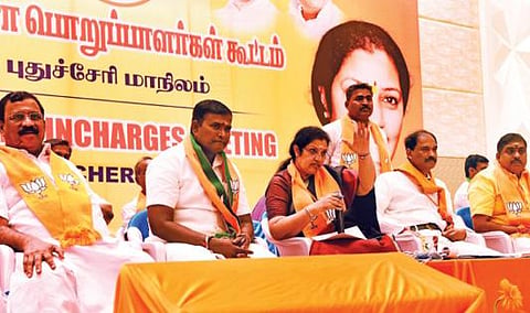புதுச்சேரி பாஜக தொகுதி நிர்வாகிகள் கூட்டத்தில் பங்கேற்று பேசிய தேசிய பொதுச் செயலாளர் புரந்தேஸ்வரி. அருகில் மாநிலத் தலைவர் சாமிநாதன் மற்றும் அமைச்சர்கள். படம்: எம்.சாம்ராஜ்