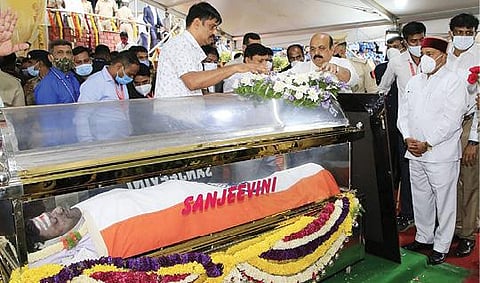 மறைந்த புனித் ராஜ்குமாரின் உடலுக்கு கர்நாடக ஆளுநர் தாவர்சந்த் கெலாட், முதல்வர் பசவராஜ் பொம்மை உள்ளிட்டோர் அஞ்சலி செலுத்தினர்.