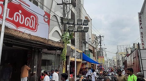 கரூர் ஜவஹர் கடைவீதி தனியார் இனிப்பகத்தில் தீ விபத்து
