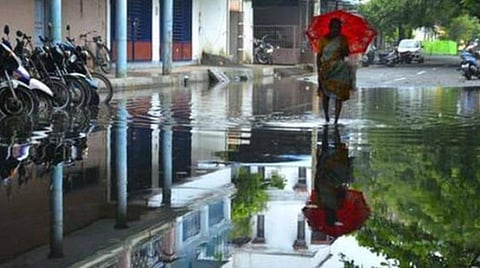 ஆரஞ்சு எச்சரிக்கை; 10-க்கும் மேற்பட்ட மாவட்டங்களில் மிக கனமழை வாய்ப்பு- வானிலை ஆய்வு மையம்