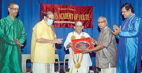 சங்கீத கலாநிதி விருது பெற்ற மறைந்த புல்லாங்குழல் கலைஞர்  என்.ரமணியின் 87-வது பிறந்தநாள் விழா சென்னை மயிலாப்பூரில் நேற்று நடைபெற்றது. இதில் ரமணியின் புல்லாங்குழல் அகாடமி சார்பாக கலைமாமணி விருது பெற்ற மிருதங்க கலைஞர் குருவாயூர் துரை-க்கு  ‘ரமணீய மணி’ என்ற சிறப்பு விருது வழங்கி கவுரவிக்கப்பட்டது. இந்நிகழ்ச்சியில் மிருதங்க கலைஞர் ஸ்ரீமுஷ்ணம் வி.ராஜா ராவ், வயலின் இசை கலைஞர்  நாகை ஆர்.முரளிதரன், புல்லாங்குழல் இசை கலைஞரும் என்.ரமணியின் மகனான ஆர்.தியாகராஜன், பிரபஞ்சம்  எஸ். பாலசந்திரன் உள்ளிட்டோர் கலந்து கொண்டனர். படம் க.ஸ்ரீபரத்